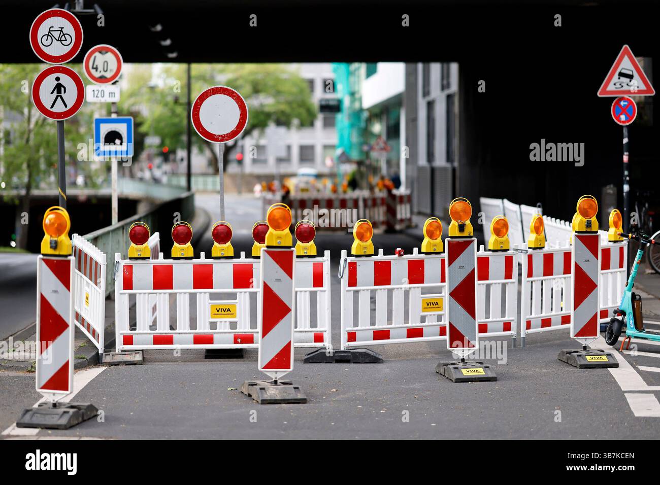 Absperrgitter, Verbotsschilder und Lichtbaken markieren den Bereich einer Baustelle in der Kölner Innenstadt. Regelmäßig kommt es es in Köln wegen Baustellen zu Straßensperrungen. Hier auch zu sehen das Schild Verbot für Fahrzeuge aller Art ugs.: Durchfahrt verboten , welches jeglichen Fahrzeuge, auch Fahrrädern, die ein- und Durchfahrt verbietet. Themenbild, Symbolbild Köln, 04.05.2025 NRW Deutschland *** Schranken, Verbotsschilder und Leuchtfeuer markieren den Bereich einer Baustelle in der Kölner Innenstadt Straßensperrungen finden regelmäßig in Köln aufgrund von Baustellen statt hier können Sie auch s Stockfoto