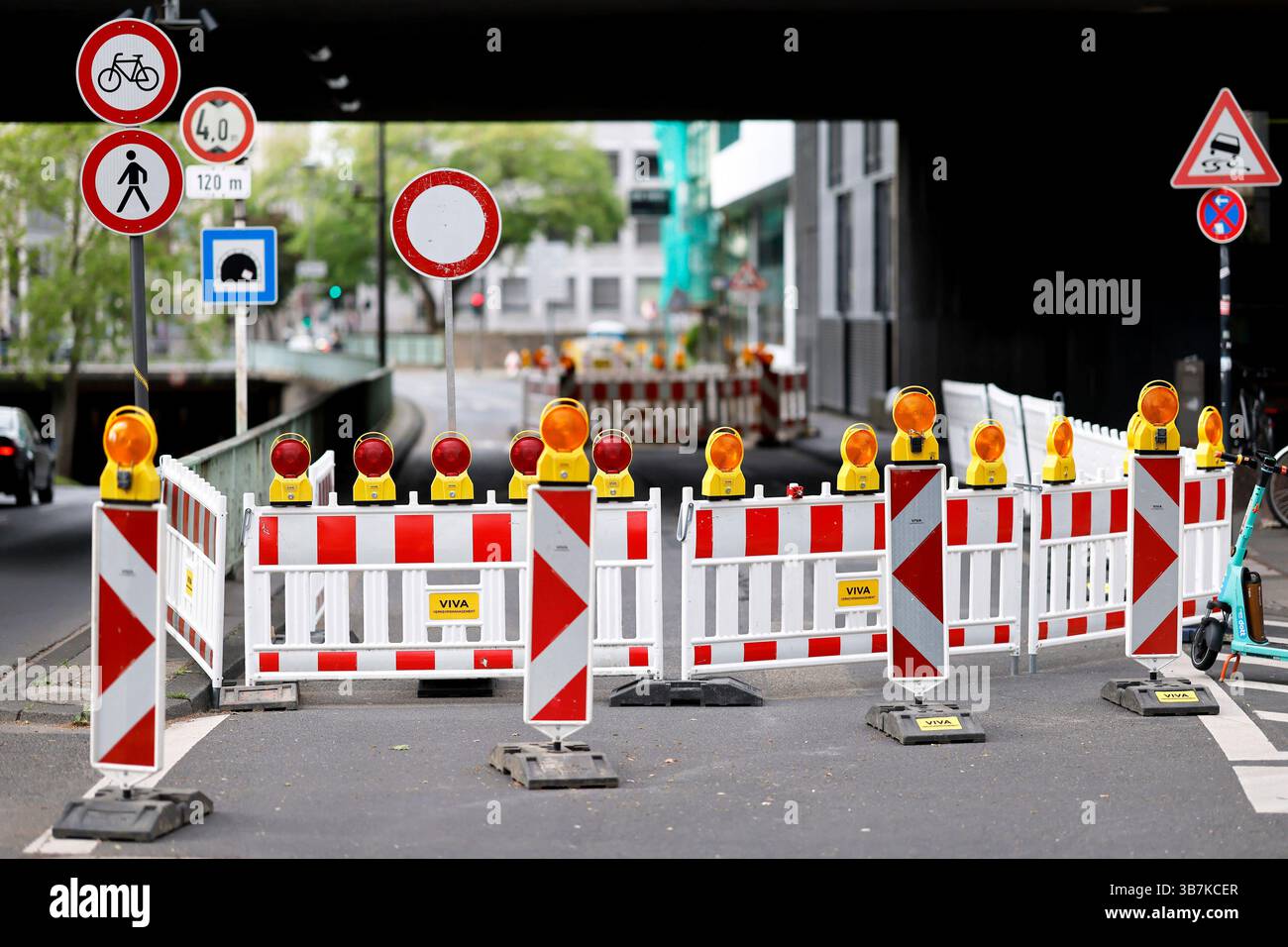 Absperrgitter, Verbotsschilder und Lichtbaken markieren den Bereich einer Baustelle in der Kölner Innenstadt. Regelmäßig kommt es es in Köln wegen Baustellen zu Straßensperrungen. Hier auch zu sehen das Schild Verbot für Fahrzeuge aller Art ugs.: Durchfahrt verboten , welches jeglichen Fahrzeuge, auch Fahrrädern, die ein- und Durchfahrt verbietet. Themenbild, Symbolbild Köln, 04.05.2025 NRW Deutschland *** Schranken, Verbotsschilder und Leuchtfeuer markieren den Bereich einer Baustelle in der Kölner Innenstadt Straßensperrungen finden regelmäßig in Köln aufgrund von Baustellen statt hier können Sie auch s Stockfoto