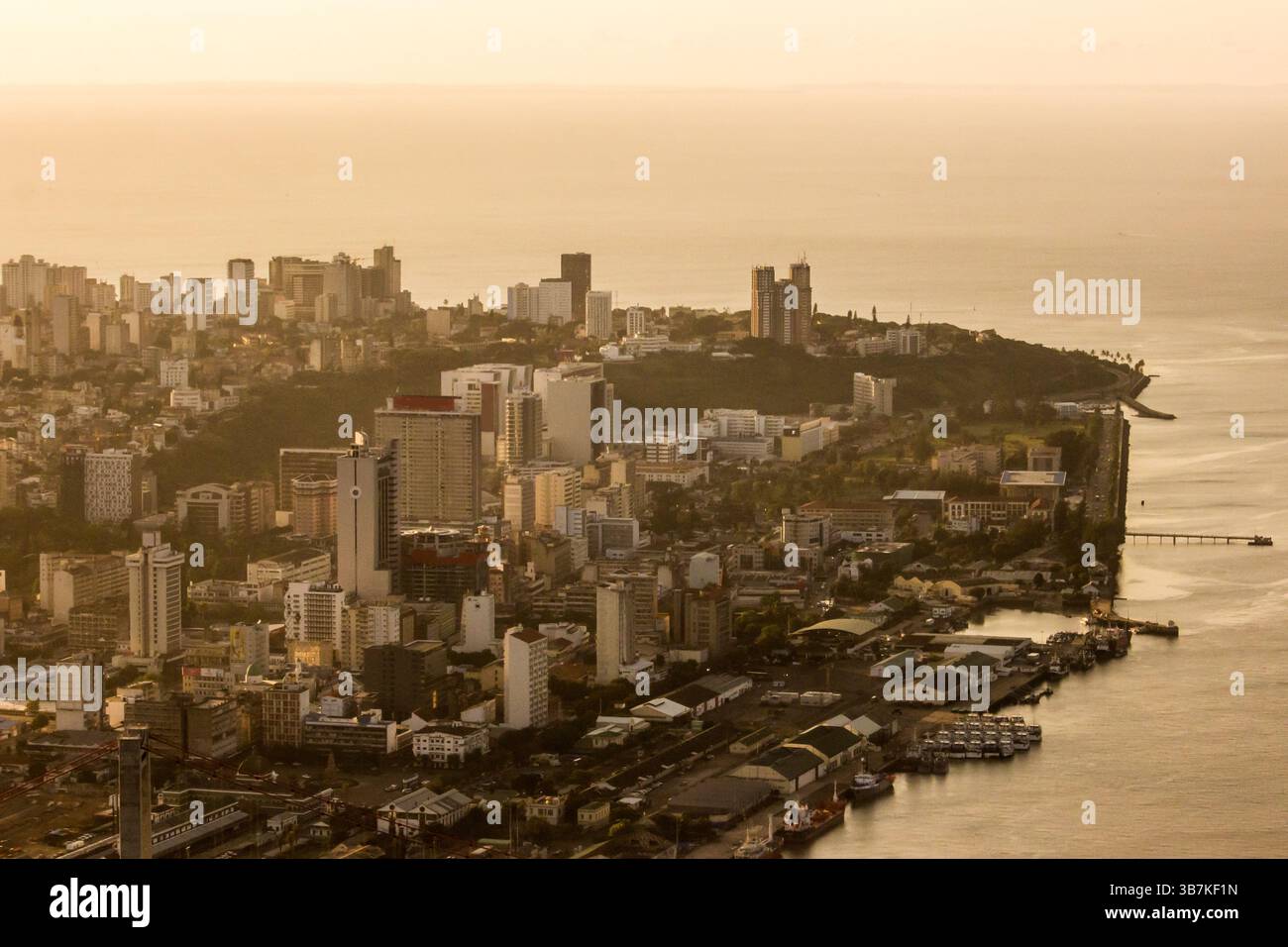 Blick aus der Vogelperspektive über Maputo, die Hauptstadt von Mosambik, im frühen Morgenlicht. Stockfoto