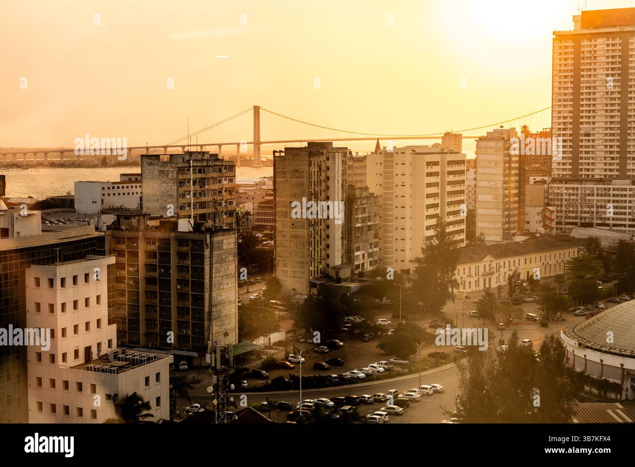 Sonnenuntergang zwischen den Geschäftsbüros von Maputo City, der Hauptstadt von Mosambik. Stockfoto