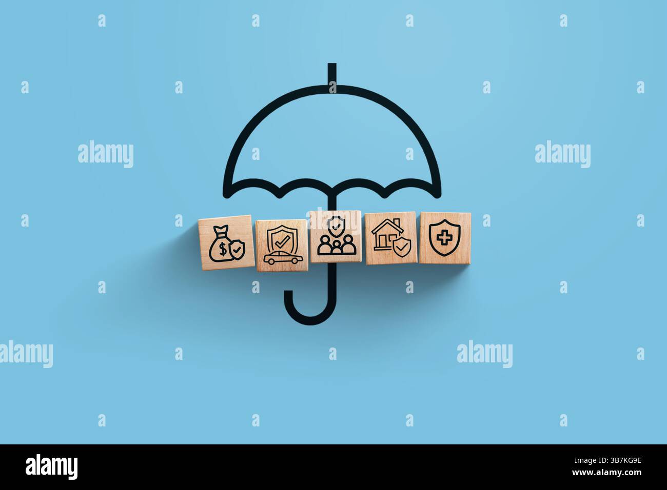 Versicherung, Kreative Idee. Holzblöcke Mit Ikonen Der Familie, Haus, Auto, Kranken- Und Geschäftsversicherung Mit Regenschirm Auf Blauem Hintergrund, Ansicht Von Oben. Sa Stockfoto