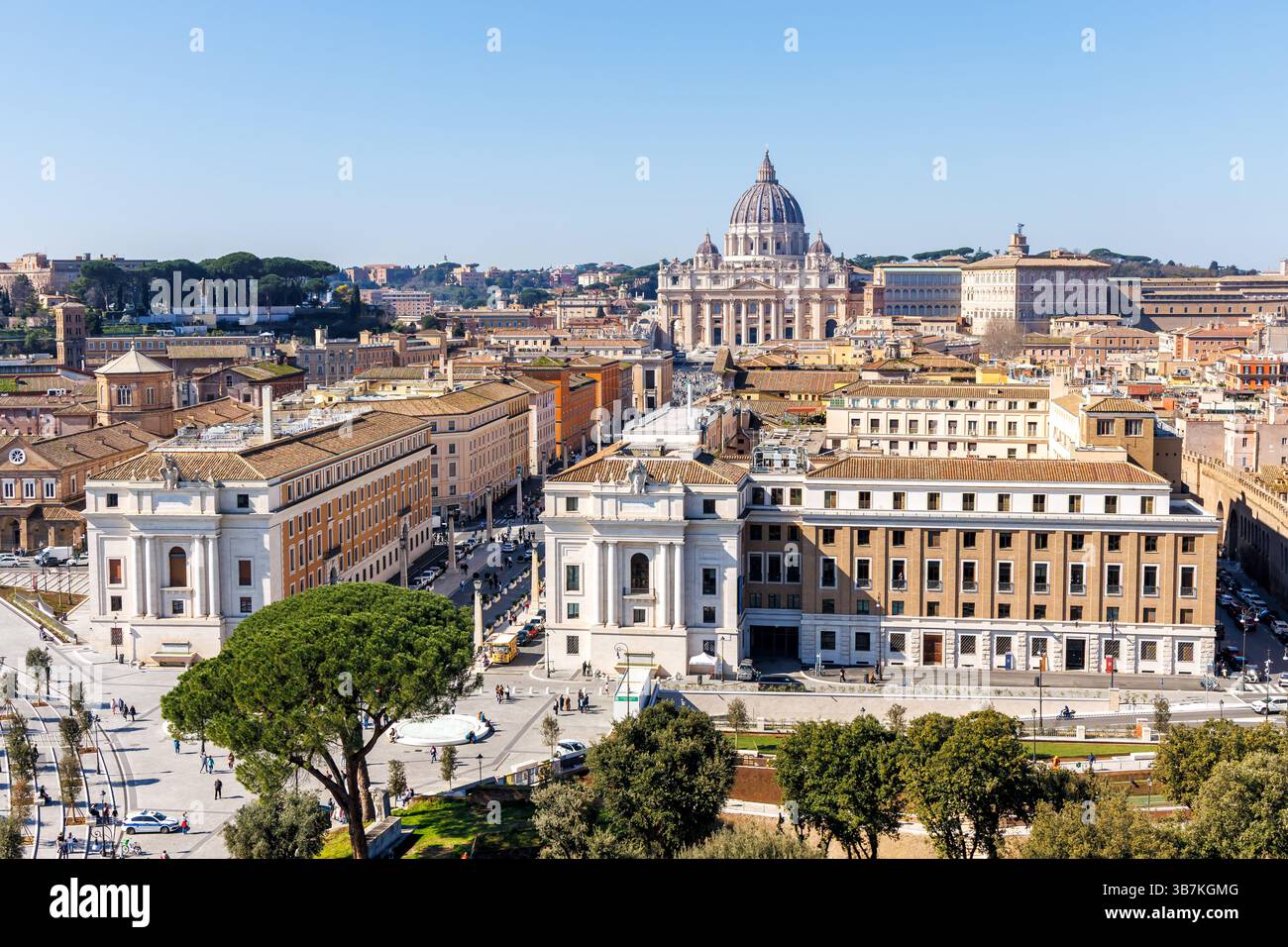 Die Skyline von Rom mit dem Petersdom im Vatikan von oben in Italien Stockfoto