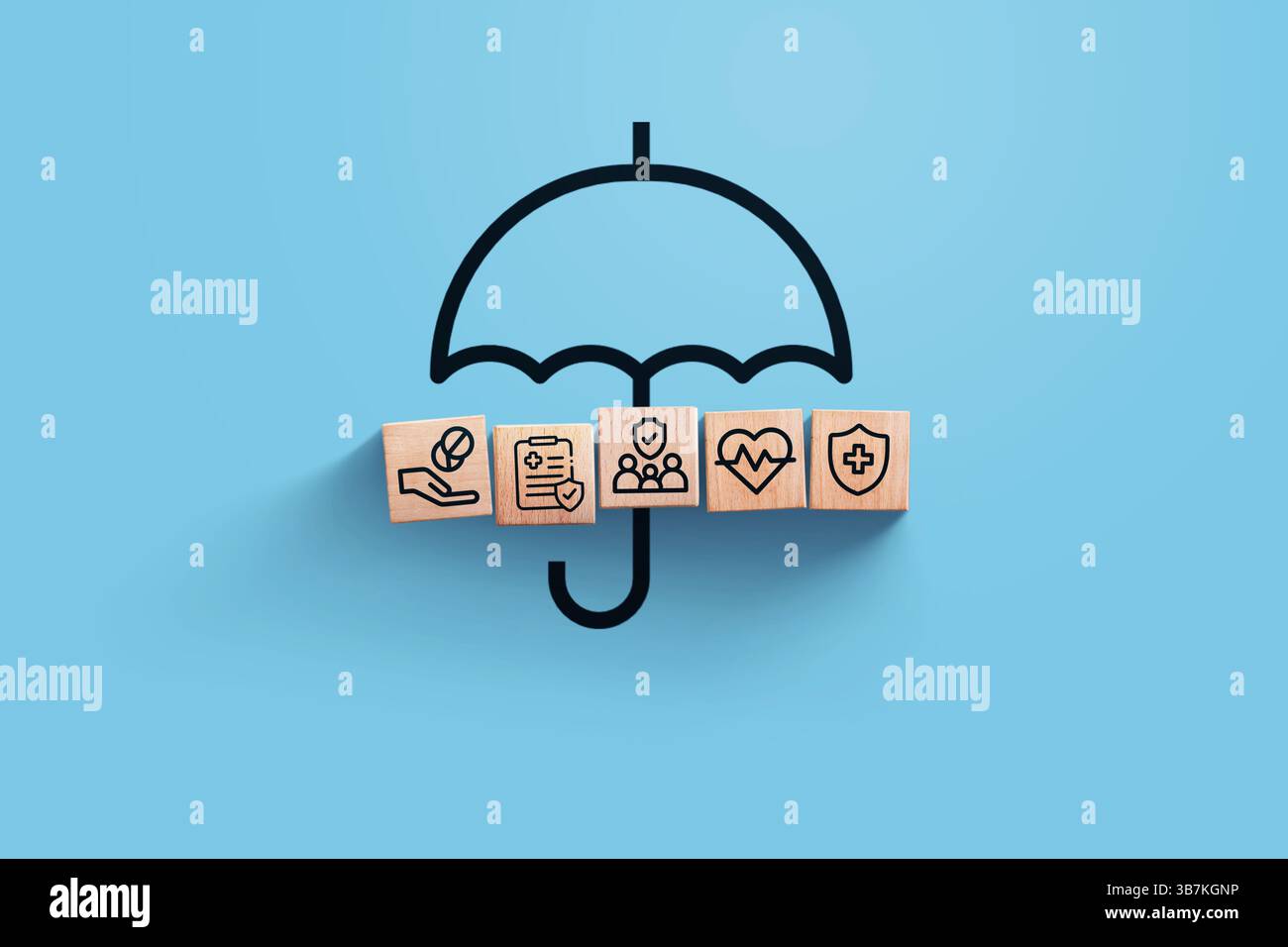 Versicherung, Kreative Idee. Holzblöcke Mit Ikonen Der Krankenversicherung Mit Regenschirm Auf Blauem Hintergrund, Ansicht Von Oben. Krankenversicherung Und Versicherung, Konzept Stockfoto