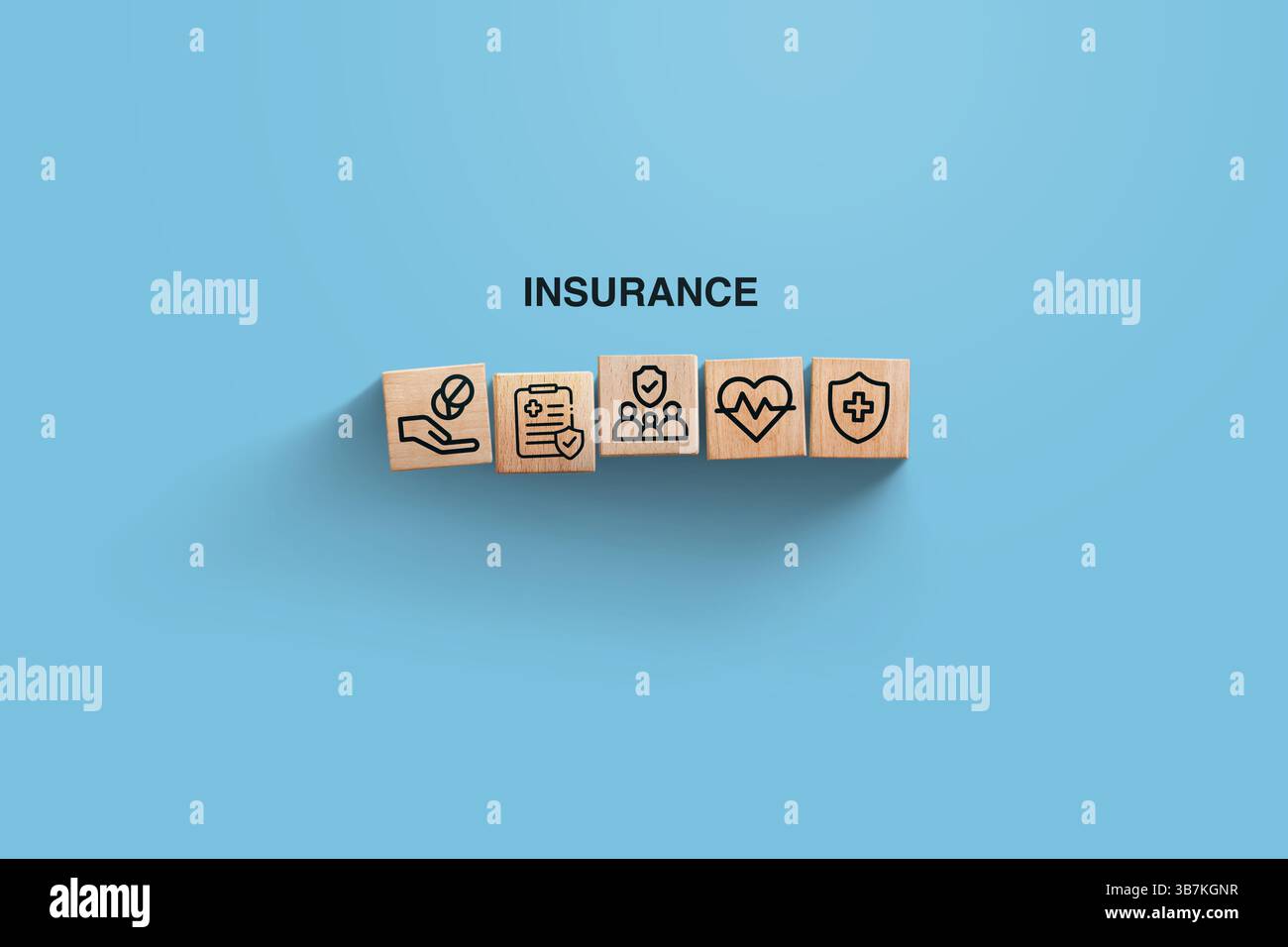 Versicherung, Kreative Idee. Holzblöcke Mit Symbolen Der Krankenversicherung Auf Blauem Hintergrund, Ansicht Von Oben. Krankenversicherung Und Versicherung, Konzept Stockfoto