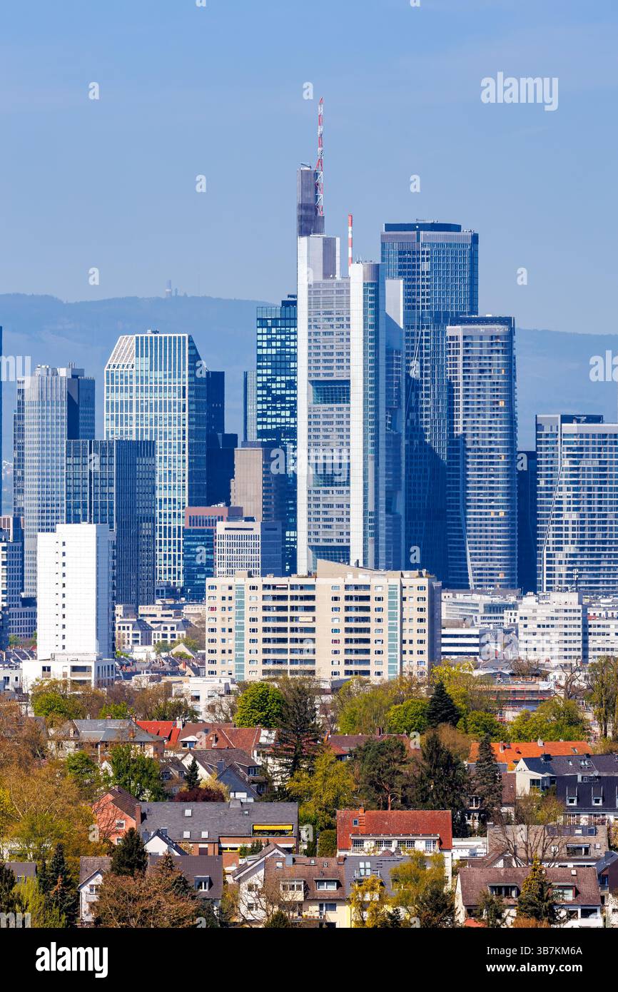 Frankfurter Skyline-Wolkenkratzer mit Banken von oben im Portraitformat in Frankfurt, Deutschland Stockfoto