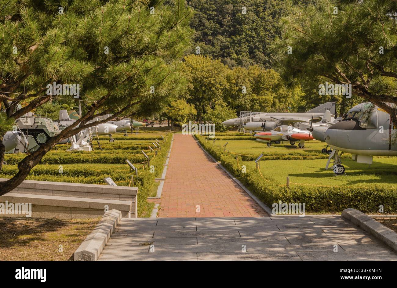 Daejeon, Südkorea. 19. September 2019: Sammlung von Militärflugzeugen und anderen Kriegsmaschinen auf dem Nationalen Friedhof Stockfoto
