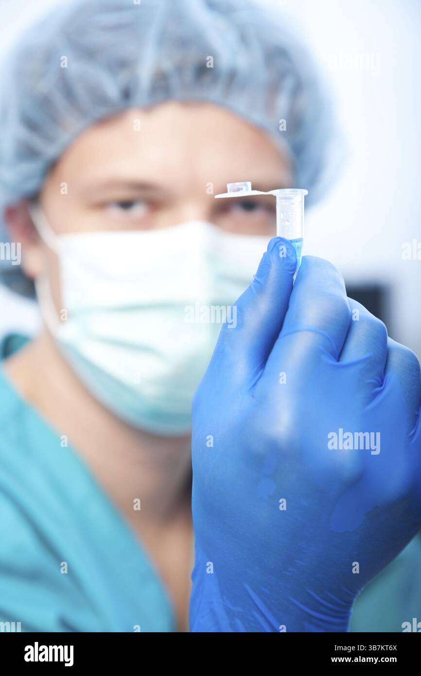 Wissenschaftler, der DNA-Test im modernen Labor macht Stockfoto