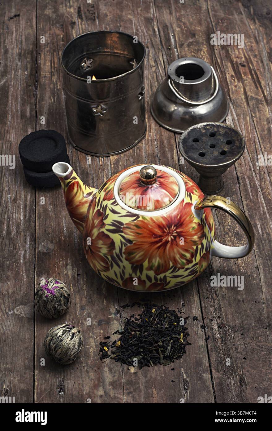 Details Wasserpfeife und trockene Elite-Teeblätter auf hölzernem Hintergrund. Das getönte Bild Stockfoto