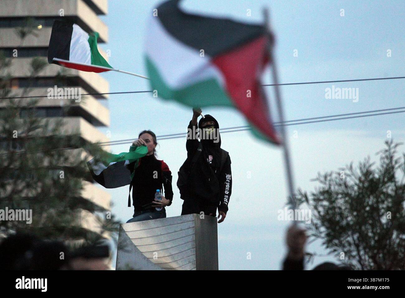 15. Mai 2024, Athen, Griechenland: Demonstranten skandieren Parolen außerhalb des israelischen Reiches in Athen. Proteste zum 76. Jahrestag der Nakba und zur Forderung nach einem Waffenstillstand in Gaza. (Foto: © Aristidis Vafeiadakis/ZUMA Press Wire) Stockfoto