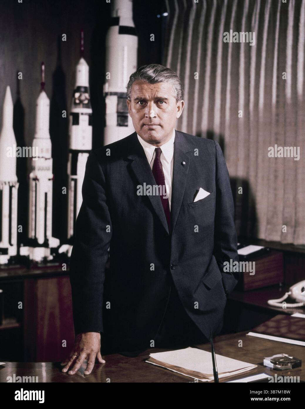 Wernher von Braun war ein deutscher Raketenwissenschaftler. Während des Zweiten Weltkriegs erforschte und perfektionierte er mit seinem Team die erste Rakete der Welt (die V-2). Am Ende des Krieges wurde sein Wissen sowohl von der UdSSR als auch von den USA gesucht. Von Braun kapitulierte den Amerikanern und wurde bis zu seinem Tod 1977 ein integraler Bestandteil ihres Raumfahrtprogramms. Dr. von Braun wurde am 1. Mai 1964 Direktor des Marshall Space Flight Center der NASA. Stockfoto