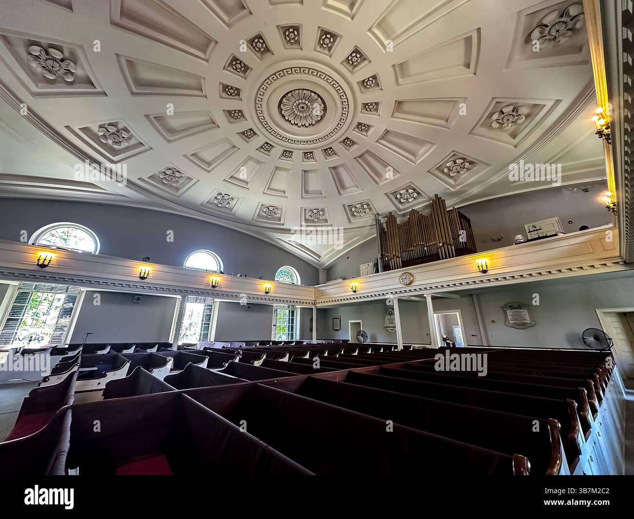 26. Juni 2024, Qunicy, Ma, USA: United First Parish Church in Quincy, MA, erbaut 1828, ist ein National Historic Landmark, das mit der Familie Adams in Verbindung steht. Sie ist bekannt als Kirche der Präsidenten und beherbergt die Krypta von John Adams, John Quincy Adams und ihren Ehefrauen. (Foto: © Walter G. Arce Sr./ASP via ZUMA Press Wire) Stockfoto