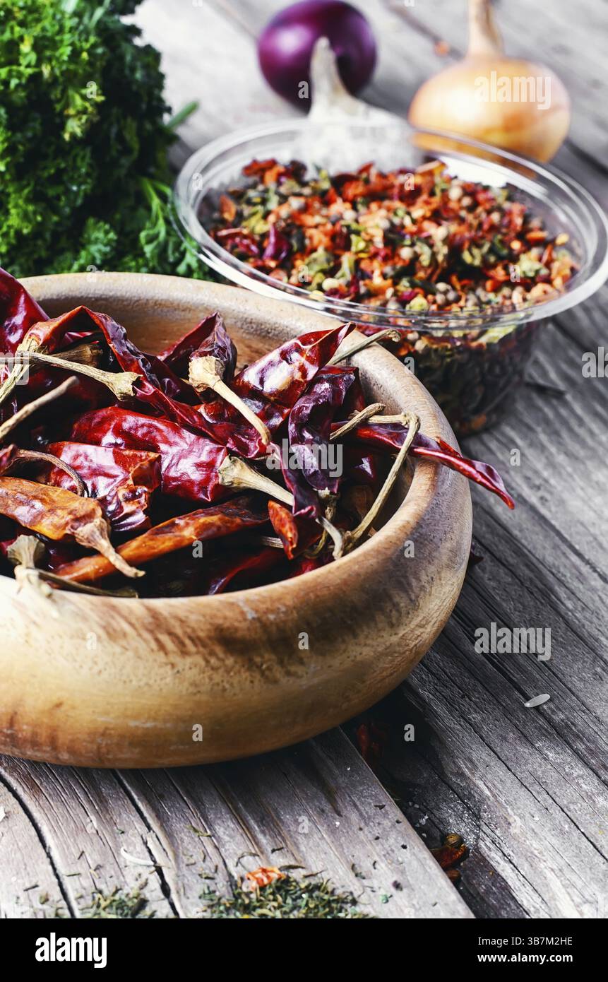 Stillleben mit getrockneten Paprika und verschiedene Gewürze Stockfoto
