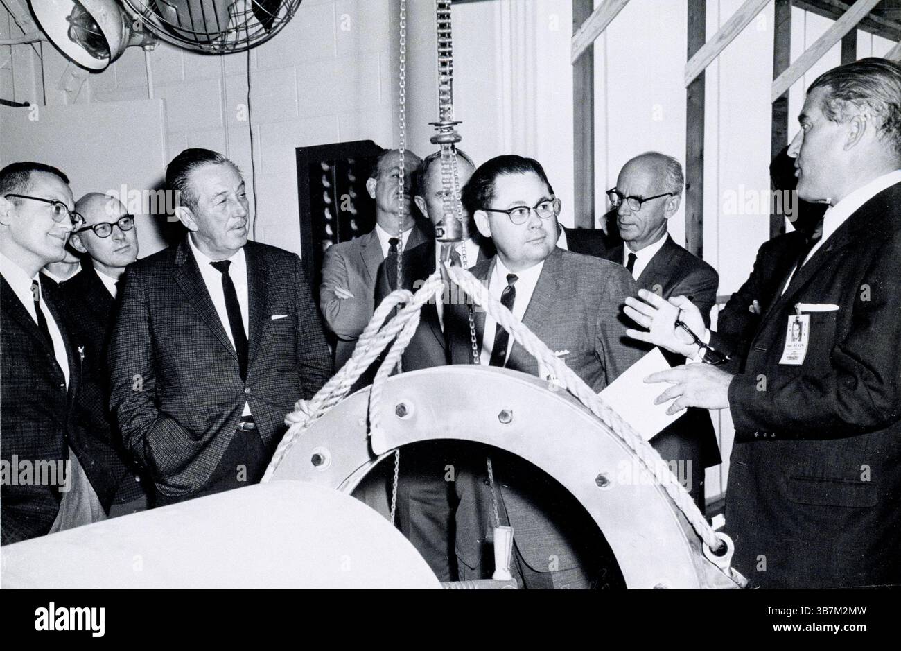 Wernher von Braun war ein deutscher Raketenwissenschaftler. Während des Zweiten Weltkriegs erforschte und perfektionierte er mit seinem Team die erste Rakete der Welt (die V-2). Am Ende des Krieges wurde sein Wissen sowohl von der UdSSR als auch von den USA gesucht. Von Braun kapitulierte den Amerikanern und wurde bis zu seinem Tod 1977 ein integraler Bestandteil ihres Raumfahrtprogramms. Hier spricht Walt Disney am 13. April 1965, als von Braun Disney und seine Mitarbeiter zu einer Tour durch das Marshall Space Flight Center (MSFC) in Huntsville, Alabama, einlud. Stockfoto