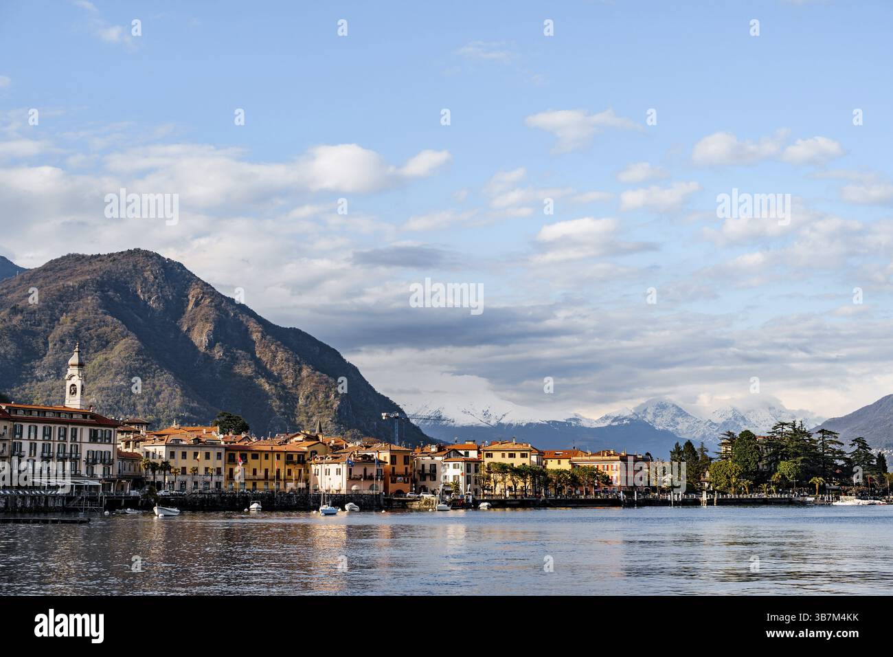 Uferpromenade der Stadt Menaggio vor dem Hintergrund der Berge. Comer See, Italien. Stockfoto