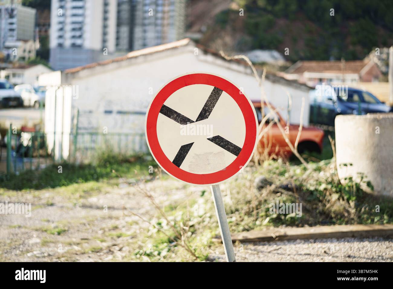 Ein rundes Straßenschild mit einem schwarzen Kreuz auf dem weißen Hintergrund bedeutet ein Parkverbot. Stockfoto