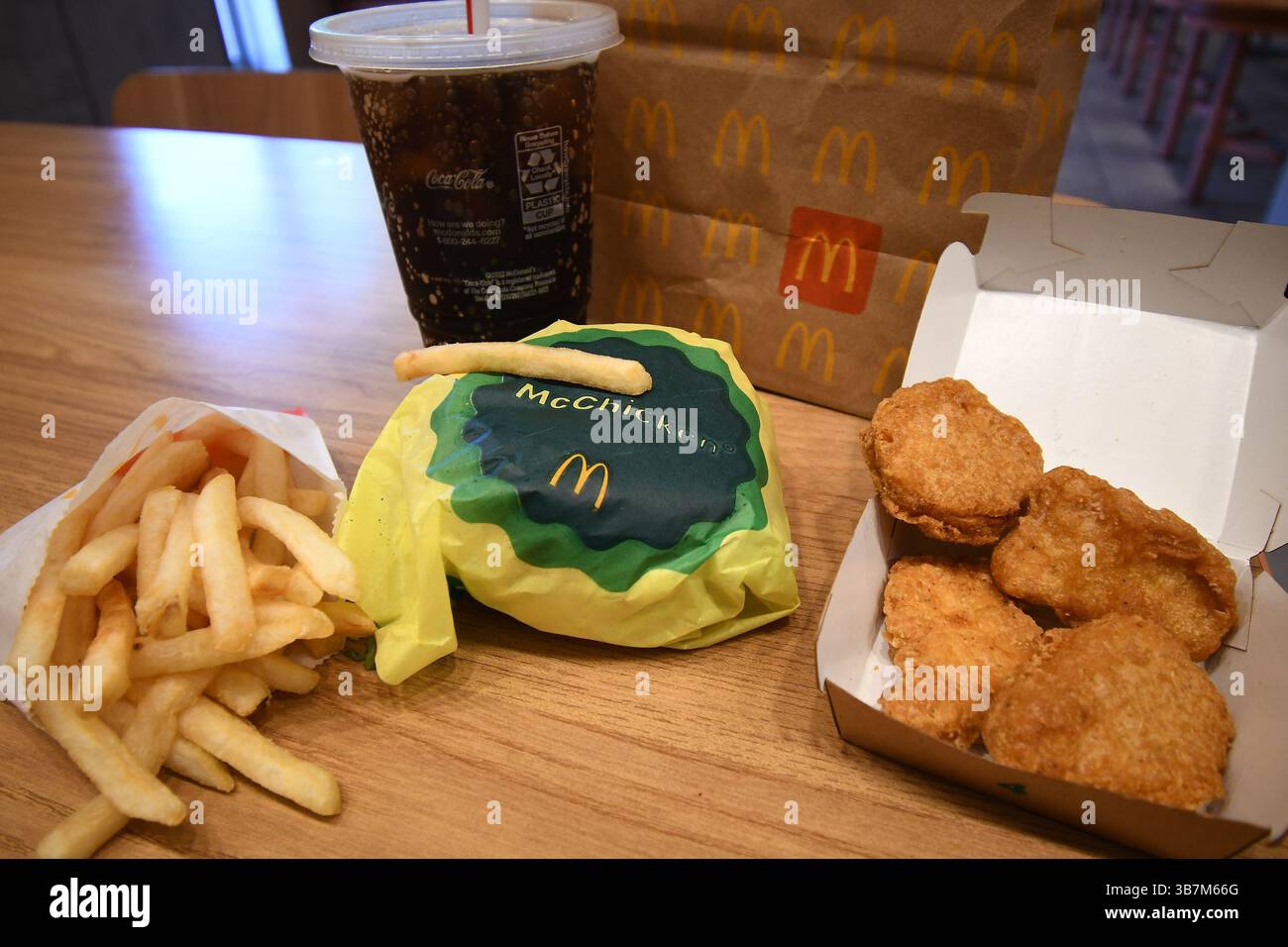 26. Juni 2024, Van Nuys, Kalifornien, USA: McDonald's hat sein heiß ersehntes Menü mit einem Preis von 5 $ eingeführt, das die Wahl zwischen einem McDouble Burger oder McChicken Sandwich sowie einem vierteiligen Huhn McNuggets, kleinen Pommes Frites und einem kleinen alkoholfreien Getränk umfasst. Joe Erlinger, Präsident von McDonald's USA, sagte in einer Pressemitteilung, dass sich das Team auf erschwingliche Optionen konzentriert, da das Unternehmen versucht, Kunden wieder in die Tür zu bringen. Dies geschieht nach einem groben ersten Quartal, in dem die Verkäufe im gleichen Geschäft in den USA nur um 2,5 Prozent stiegen, weniger als erwartet. (Bild: © Gene Blevins/ZUMA Press Wire) Stockfoto