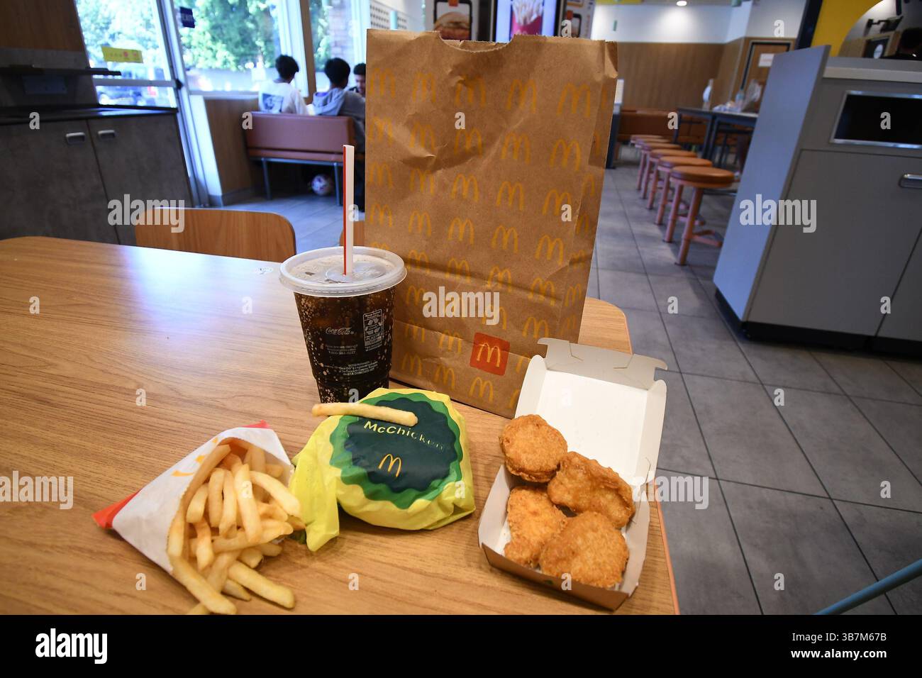 26. Juni 2024, Van Nuys, Kalifornien, USA: McDonald's hat sein heiß ersehntes Menü mit einem Preis von 5 $ eingeführt, das die Wahl zwischen einem McDouble Burger oder McChicken Sandwich sowie einem vierteiligen Huhn McNuggets, kleinen Pommes Frites und einem kleinen alkoholfreien Getränk umfasst. Joe Erlinger, Präsident von McDonald's USA, sagte in einer Pressemitteilung, dass sich das Team auf erschwingliche Optionen konzentriert, da das Unternehmen versucht, Kunden wieder in die Tür zu bringen. Dies geschieht nach einem groben ersten Quartal, in dem die Verkäufe im gleichen Geschäft in den USA nur um 2,5 Prozent stiegen, weniger als erwartet. (Bild: © Gene Blevins/ZUMA Press Wire) Stockfoto