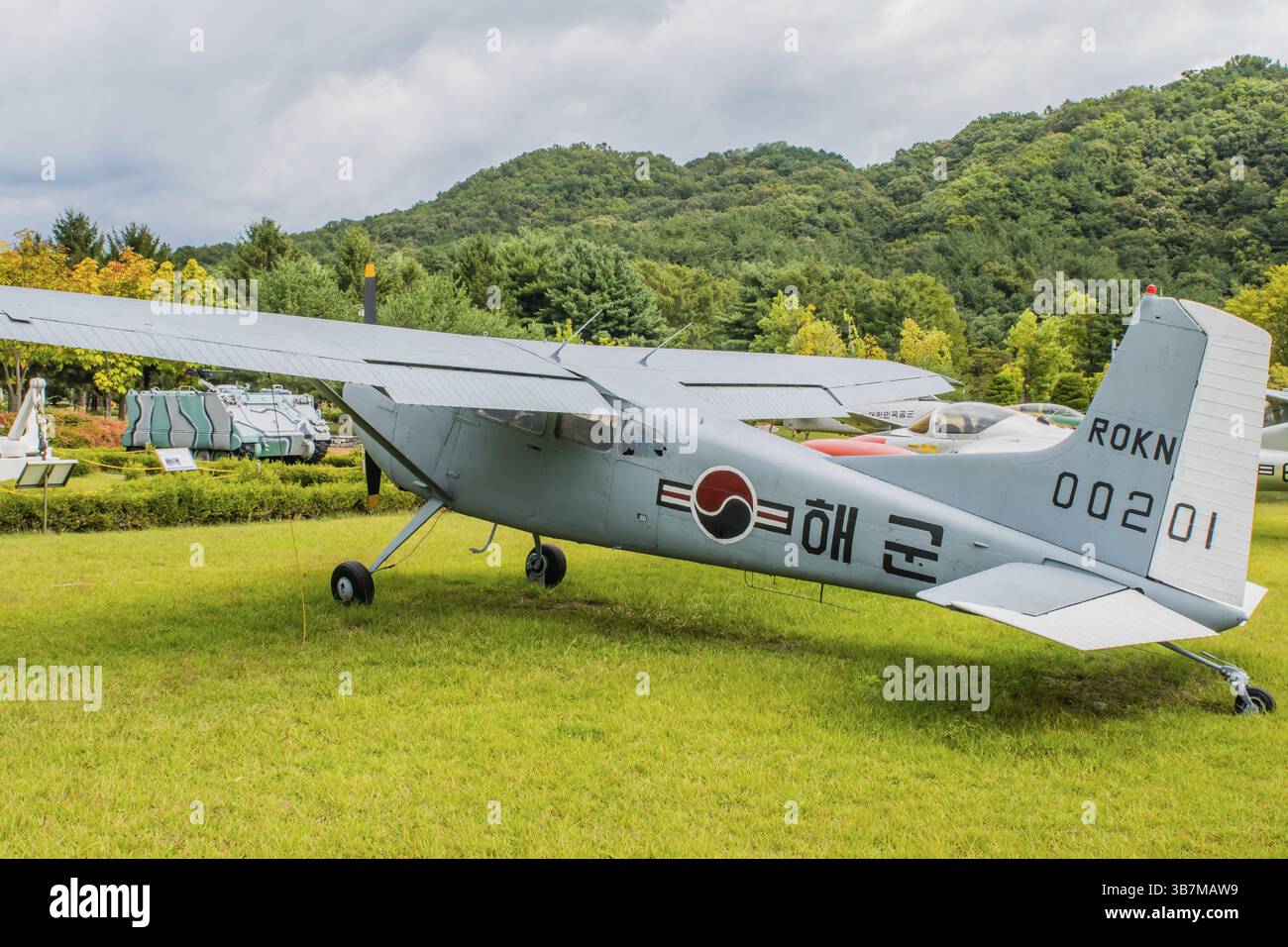 Daejeon, Südkorea. 3. Oktober 2019: Linke Rückansicht des Militärflugtrainers Cessna 140 auf dem National Cemetery Stockfoto