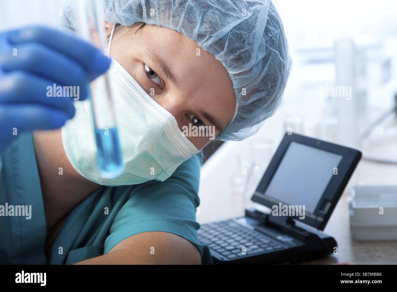 Wissenschaftler, die chemische Tests im modernen Labor durchführen Stockfoto