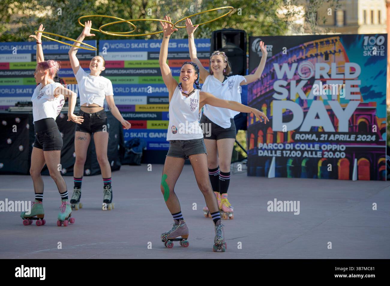 21. April 2024, Rom, Italien: Einige Skater führen eine künstlerische Tanzaufführung auf Rollschuhen anlässlich des Wortskate Day auf, um den Jahrestag des World Skate, der Dachorganisation für alle Sportarten auf Rollschuhen, in Rom zu feiern. (Bild: © Marcello Valeri/ZUMA Press Wire) Stockfoto