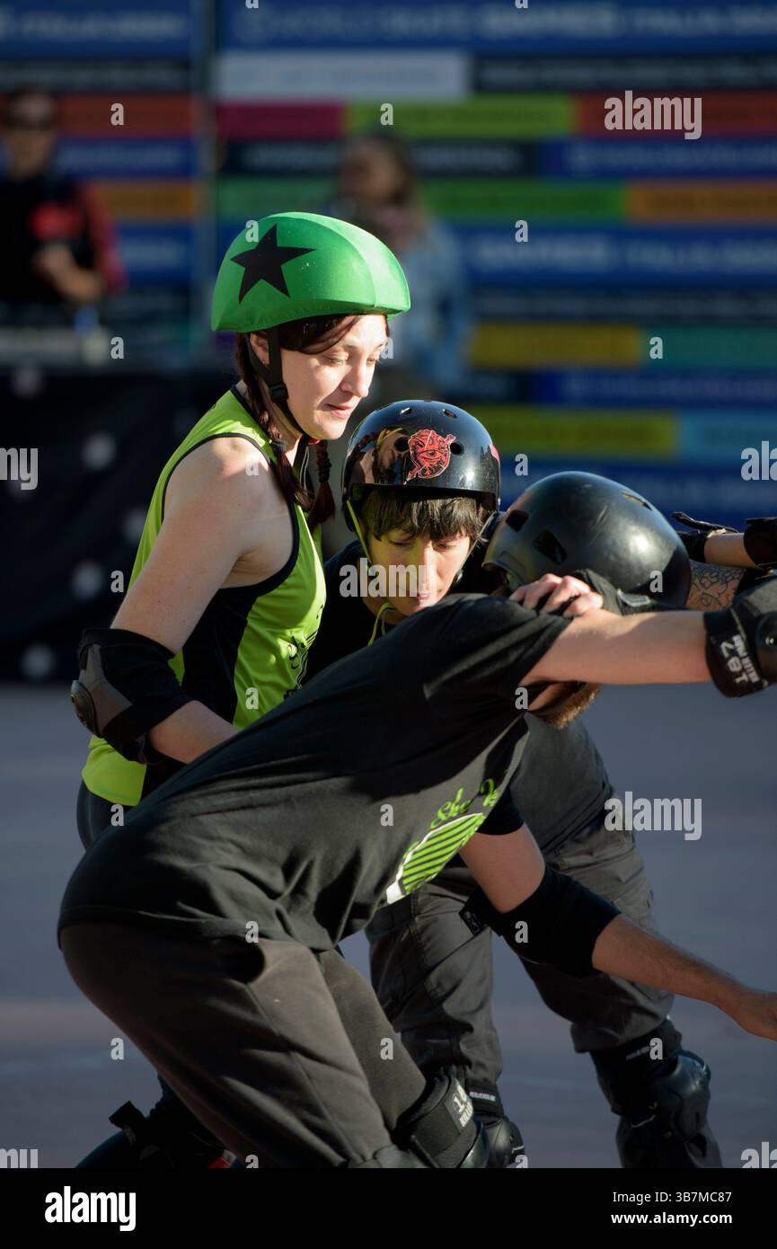 21. April 2024, Rom, Italien: Einige Skater veranstalten eine Roller Derby Ausstellung anlässlich des Wortskate Day, um den Jahrestag des World Skate, dem Dachverband für alle Sportarten, die auf Skating-Rädern durchgeführt werden, in Rom zu feiern. (Bild: © Marcello Valeri/ZUMA Press Wire) Stockfoto
