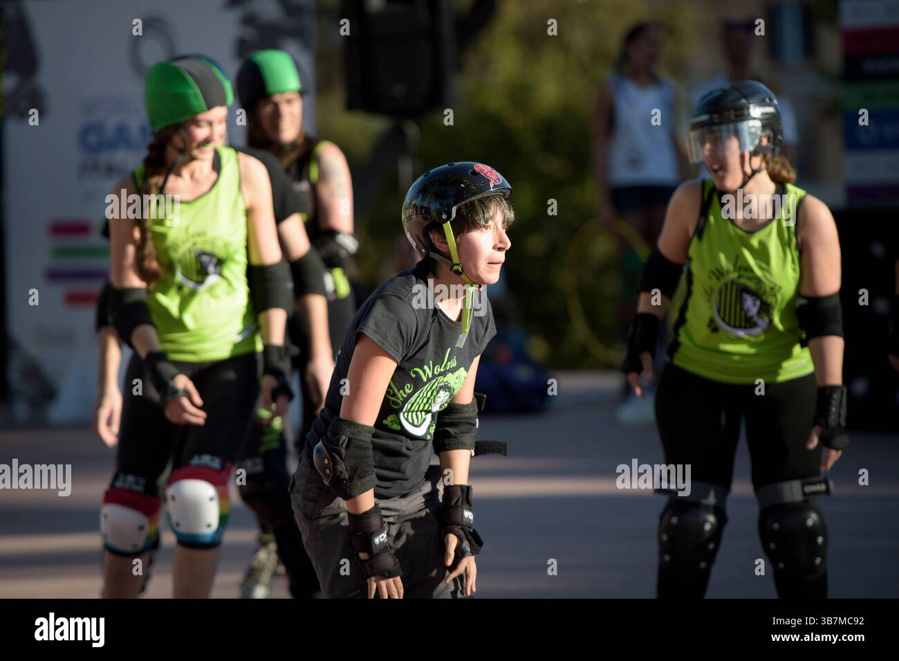 21. April 2024, Rom, Italien: Einige Skater veranstalten eine Roller Derby Ausstellung anlässlich des Wortskate Day, um den Jahrestag des World Skate, dem Dachverband für alle Sportarten, die auf Skating-Rädern durchgeführt werden, in Rom zu feiern. (Bild: © Marcello Valeri/ZUMA Press Wire) Stockfoto