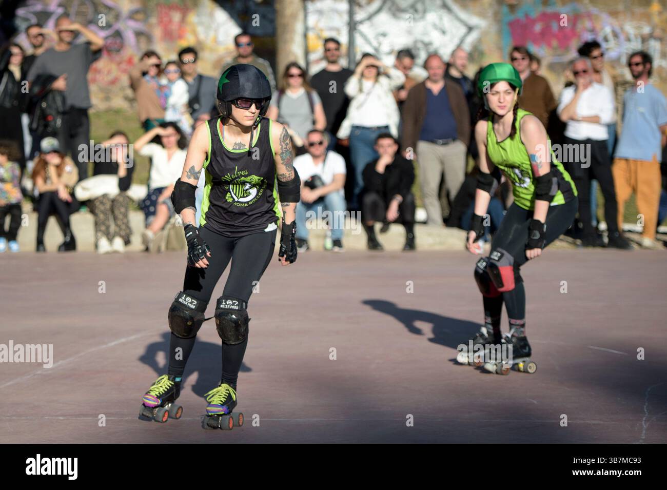 21. April 2024, Rom, Italien: Einige Skater veranstalten eine Roller Derby Ausstellung anlässlich des Wortskate Day, um den Jahrestag des World Skate, dem Dachverband für alle Sportarten, die auf Skating-Rädern durchgeführt werden, in Rom zu feiern. (Bild: © Marcello Valeri/ZUMA Press Wire) Stockfoto