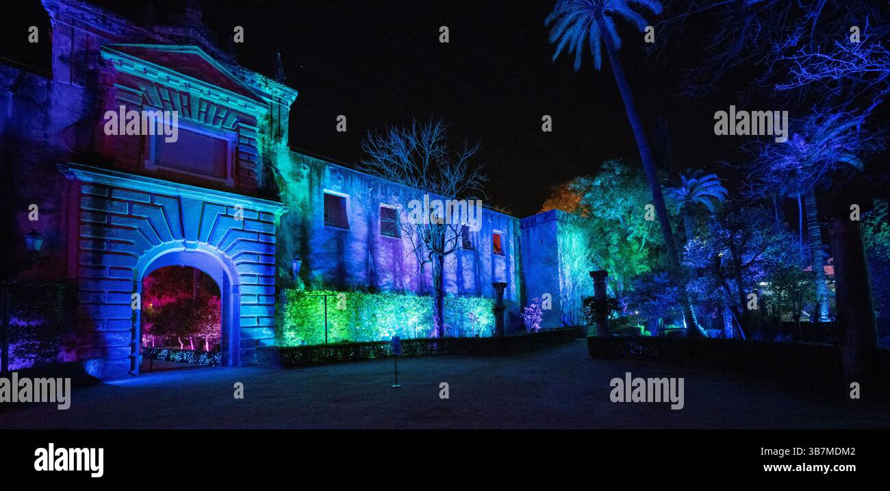 Nächtliche Lichtshow in den Alcazar Gardens Sevilla Andalusien Spanien Stockfoto