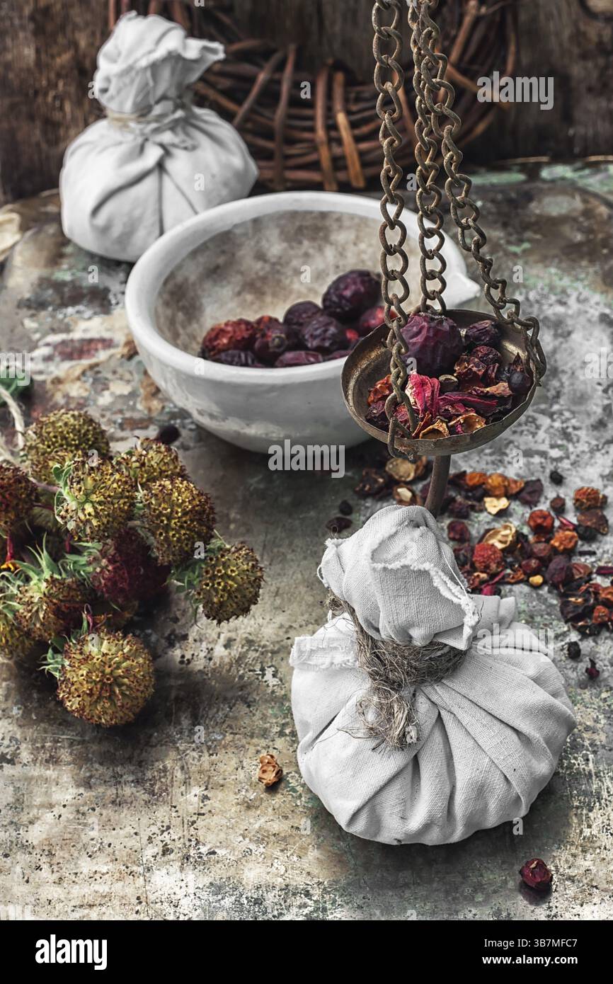 Die getrockneten Heilkräuter traditionelle Medizin und Keramikmörtel zusammengesetzt Stockfoto