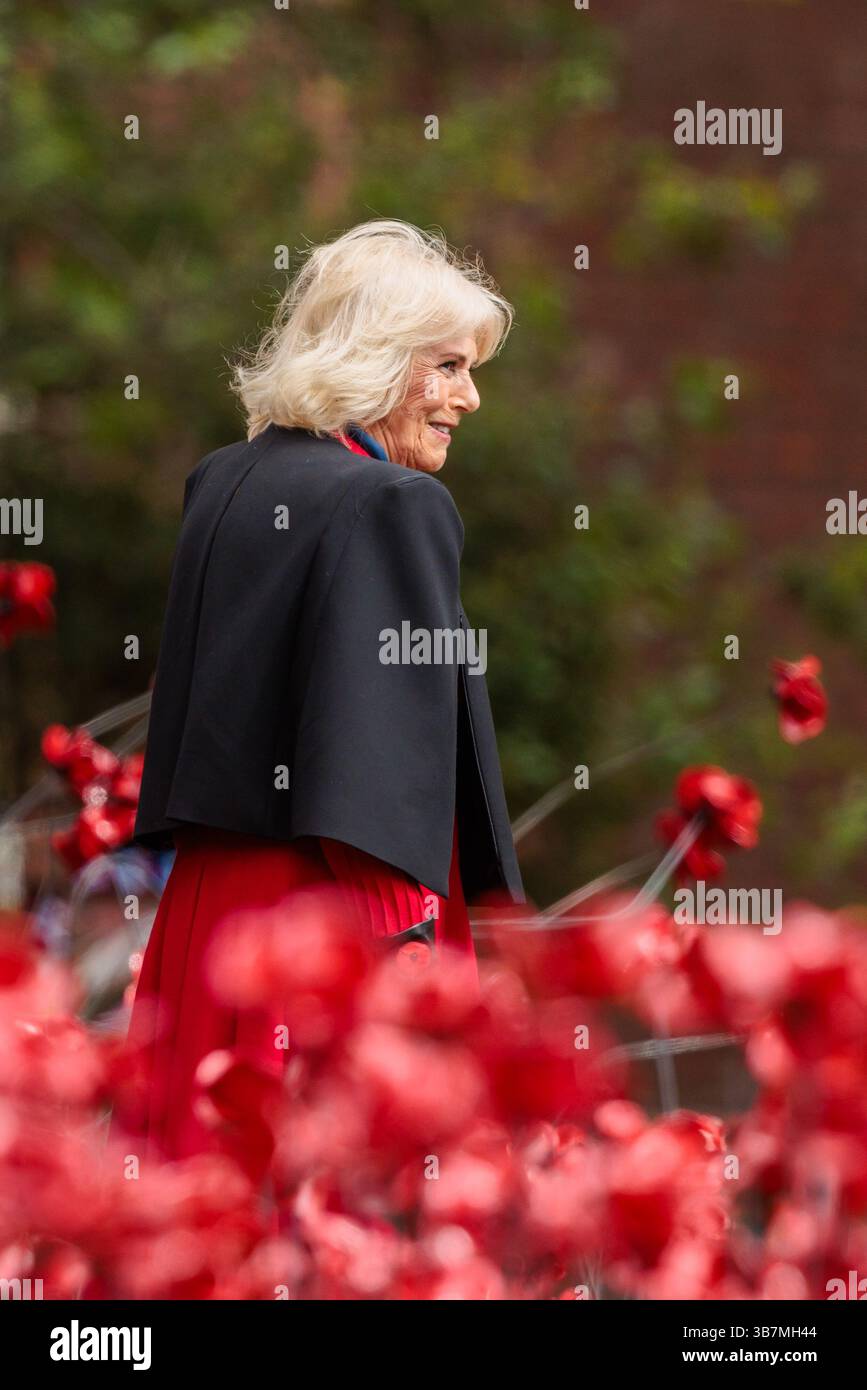 Tower of London, London, Großbritannien. Mai 2025. Anlässlich des 80. Jahrestags des Endes des Zweiten Weltkriegs installiert Ihre Majestät Königin Camilla den letzten Mohn im Tower of London, der fast 30.000 Keramikmohn aus der Gedenkkunstinstallation Blood Swept Lands and Seas of Red aus dem Jahr 2014 zeigt. Quelle: Amanda Rose/Alamy Live News Stockfoto