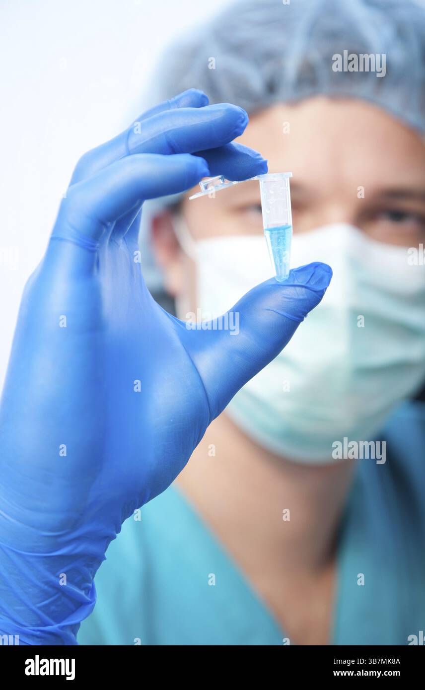 Wissenschaftler, der DNA-Test im modernen Labor macht Stockfoto