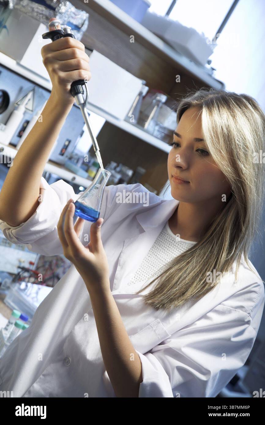 Wissenschaftler, der DNA-Test im modernen Labor macht Stockfoto