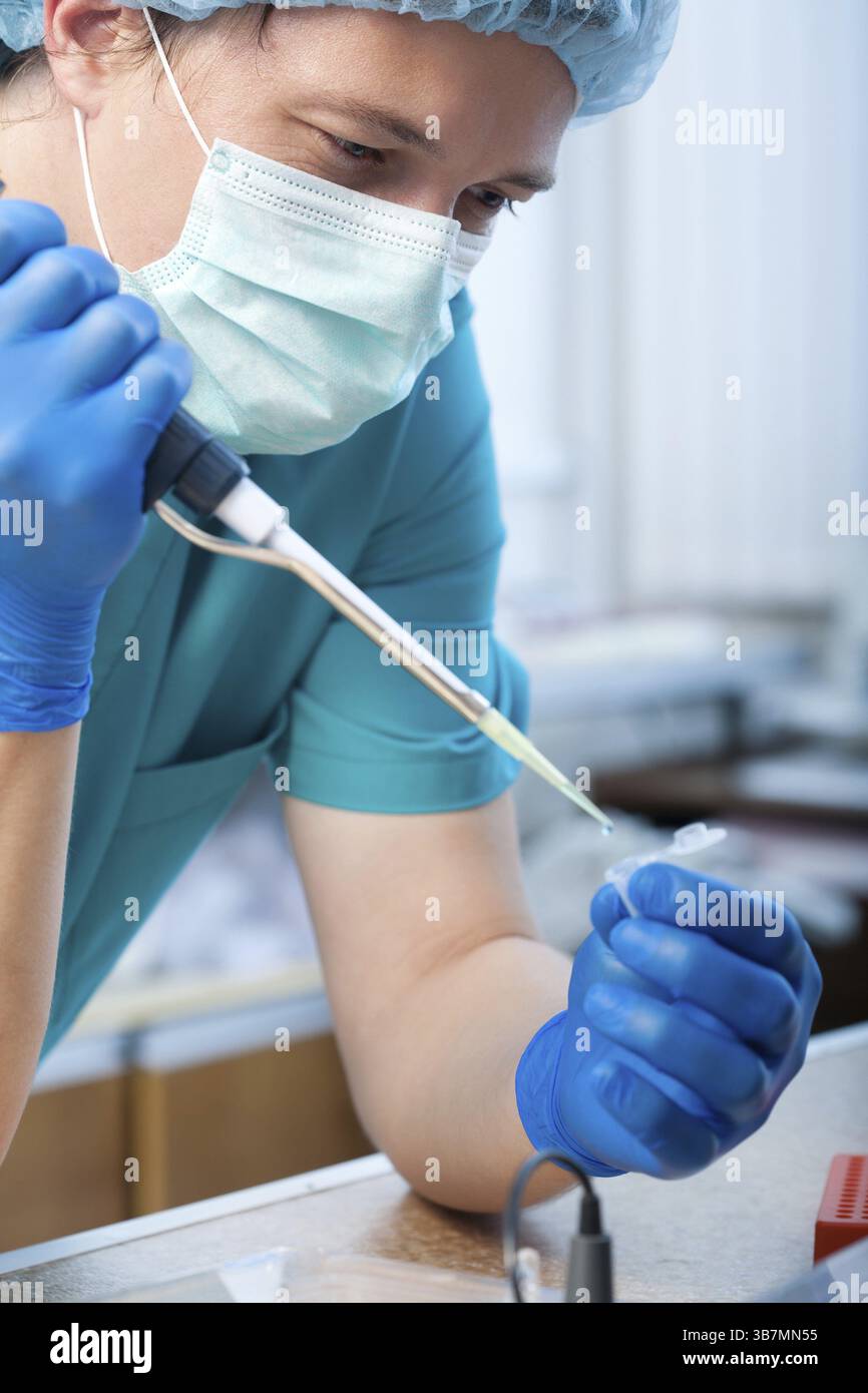 Arbeitsplatz modernes Labor für molekularbiologische Tests Stockfoto