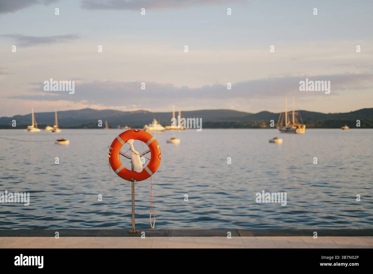 Rettungsschwimmer im Yachthafen für Yachten. Roter Kreis auf dem Bootssteg. Porto Montenegro, Montenegro, Europa Stockfoto