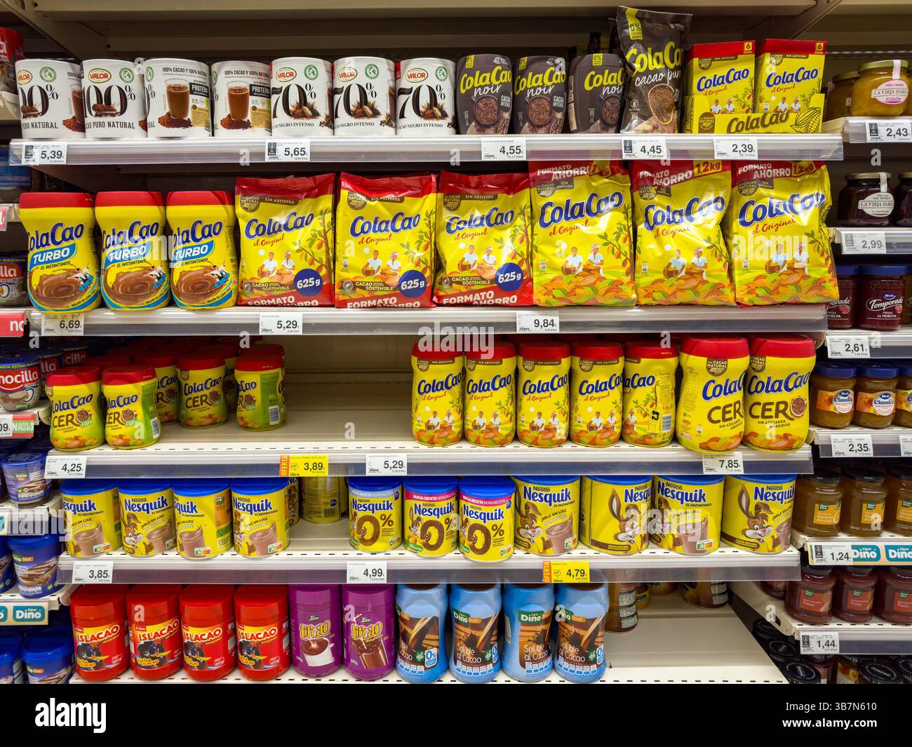 ColaCao & Nesquik Getränke in spanischen Supermarktregalen auf Teneriffa spanien Stockfoto