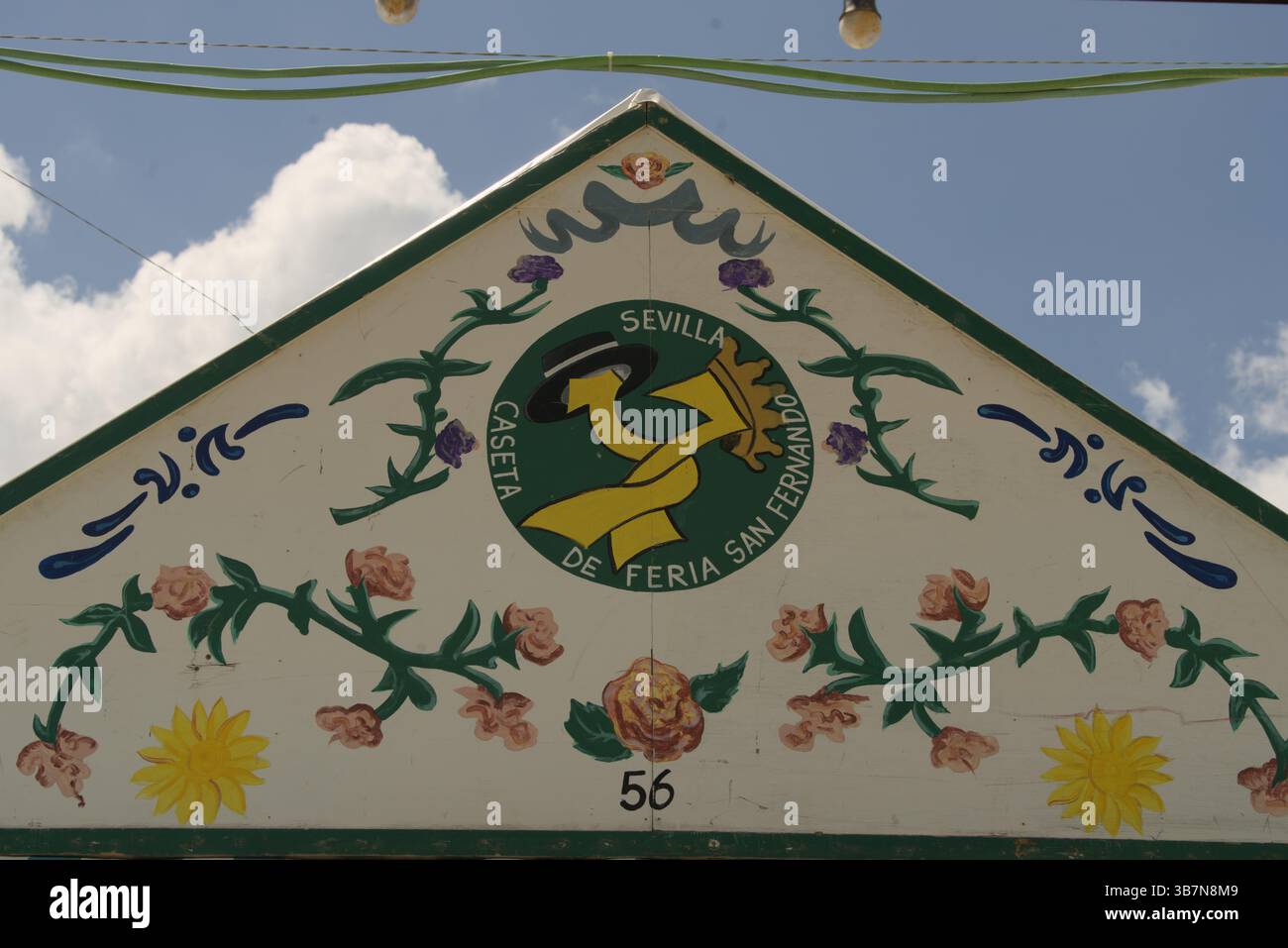 Handgemalte Caseta de Feria San Fernando Fassade in La Feria de Sevilla 2025, dekoriert mit andalusischen Blumenmotiven und traditioneller Kunst. Feria Stockfoto