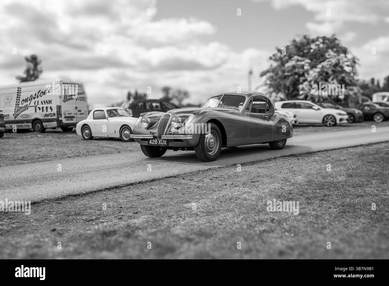 Klassischer britischer Vintage-Sportwagen der Jaguar XK120 Zweisitzer, hellgrün lackiert. Stockfoto