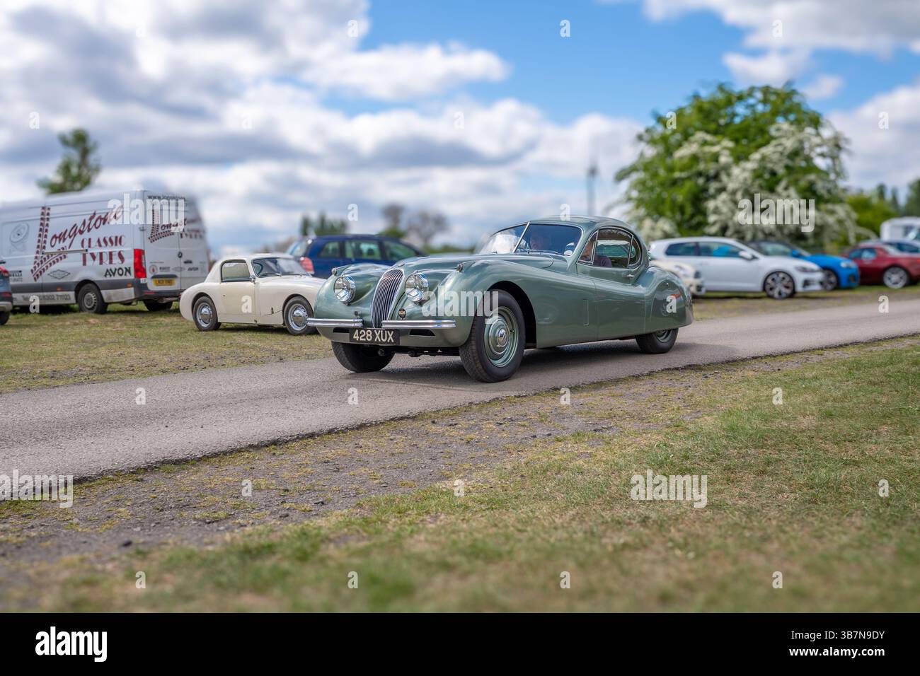 Klassischer britischer Vintage-Sportwagen der Jaguar XK120 Zweisitzer, hellgrün lackiert. Stockfoto