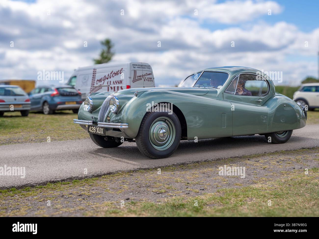 Klassischer britischer Vintage-Sportwagen der Jaguar XK120 Zweisitzer, hellgrün lackiert. Stockfoto