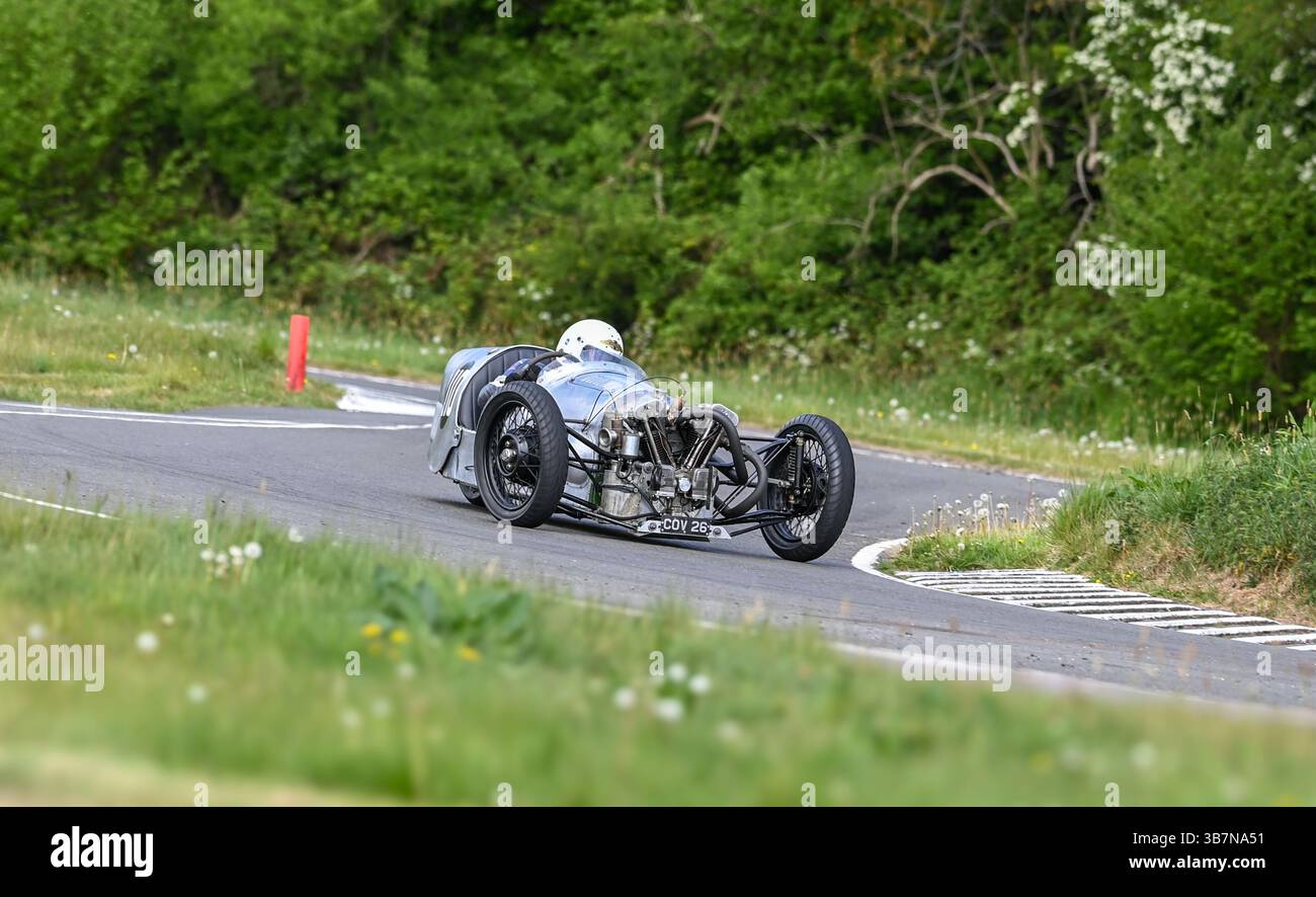 Oldtimer mit offenem Oberteil, die bei den V.S.C.C. Curborough Speed Trials, dem Curborough Sprint Course, Lichfield, England, Großbritannien, antreten. Stockfoto