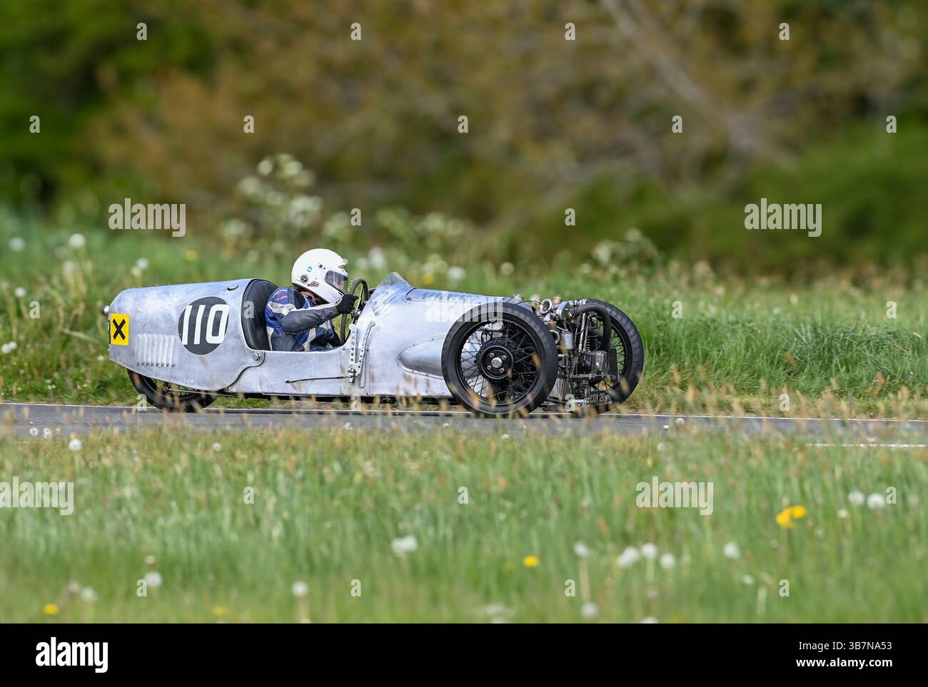 Oldtimer mit offenem Oberteil, die bei den V.S.C.C. Curborough Speed Trials, dem Curborough Sprint Course, Lichfield, England, Großbritannien, antreten. Stockfoto