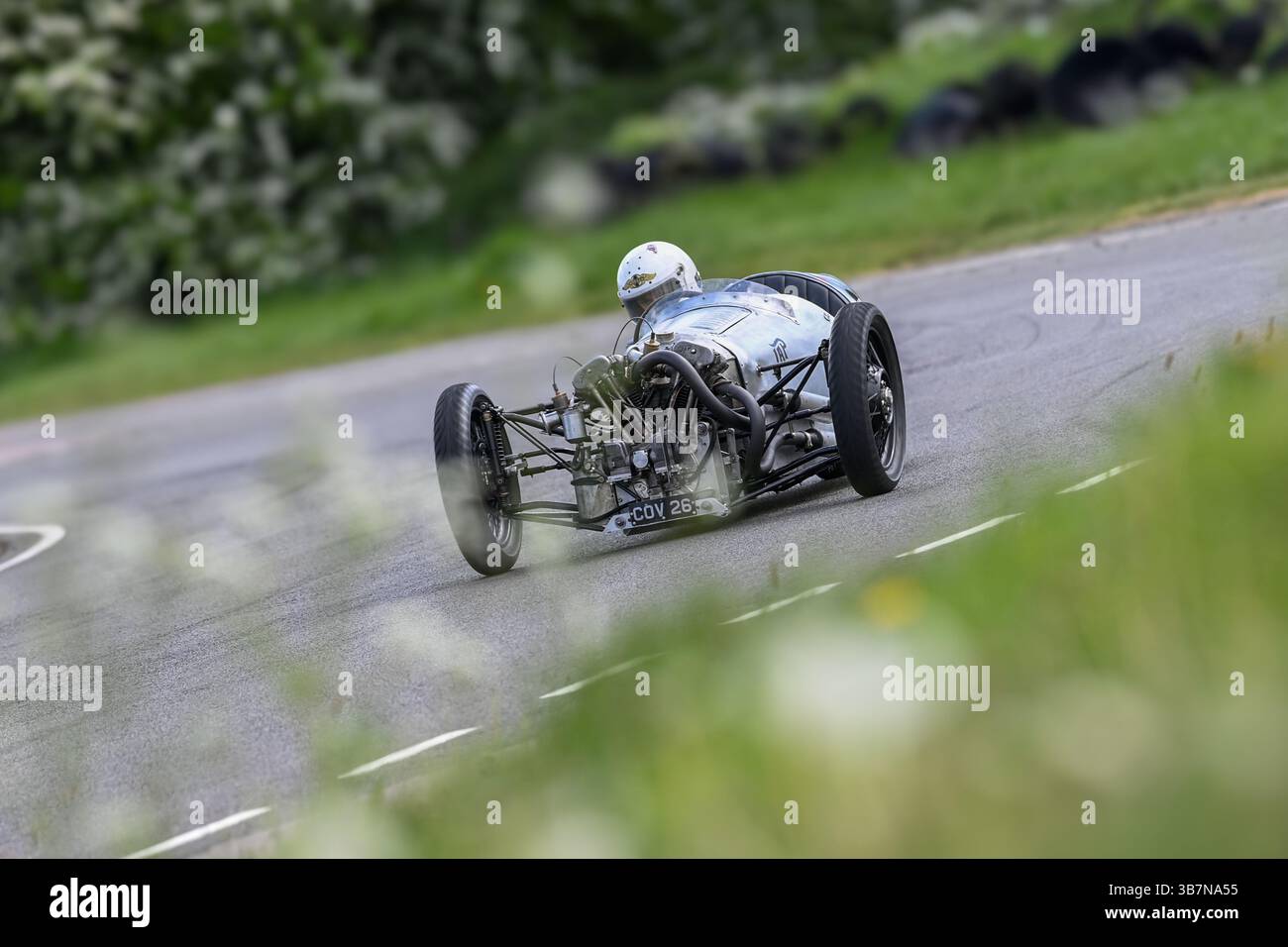Oldtimer mit offenem Oberteil, die bei den V.S.C.C. Curborough Speed Trials, dem Curborough Sprint Course, Lichfield, England, Großbritannien, antreten. Stockfoto