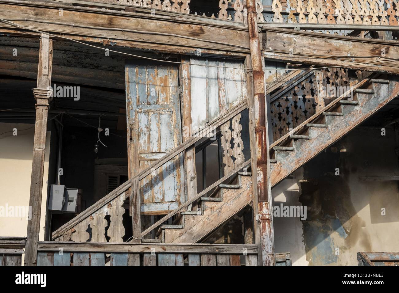 Nahaufnahme einer alten Holztreppe in Tiflis Stockfoto