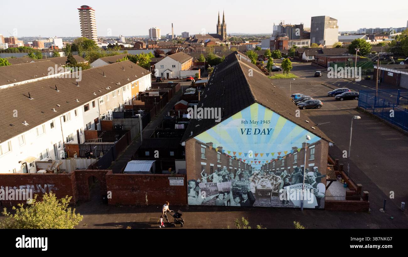 Ein Wandbild, das den Vie Day am Dover Place in der Shankill Road in West-Belfast zeigt. Stockfoto