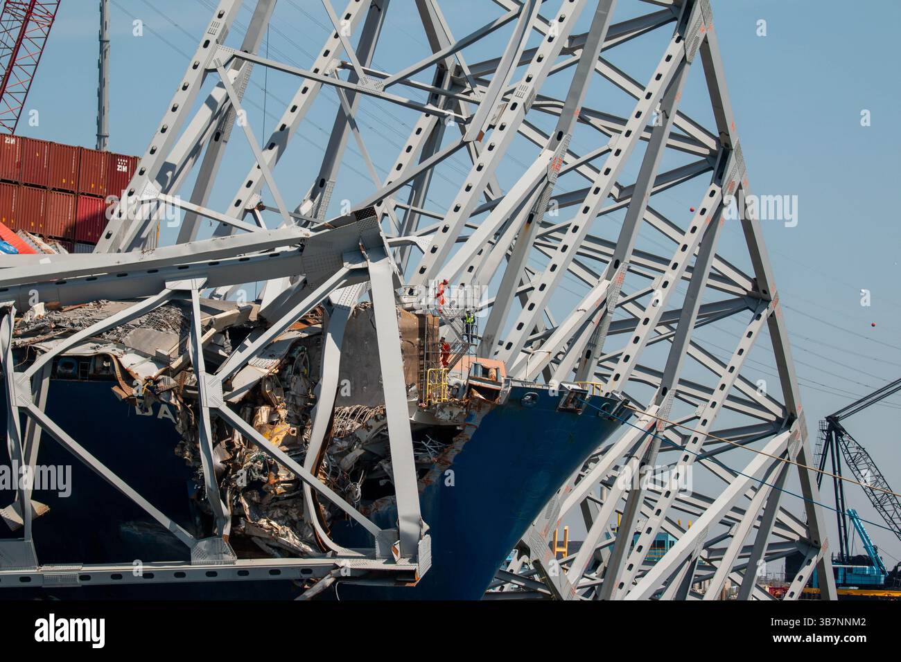 23. April 2024, Dundalk, MD, United States of America: Bervage Crews setzen ihre Arbeit fort, um das Wrack der gestürzten Francis Scott Key Bridge am 23. April 2024 in der Nähe von Dundalk, Maryland, zu beseitigen. Die Brücke wurde am 26. März von dem 984-Fuß-Containerschiff MV Dali getroffen und stürzte zusammen, wobei sechs Arbeiter ums Leben kamen. (Bild: © Dylan Burnell/U.S. Army/Planet Pix via ZUMA Press Wire) Stockfoto