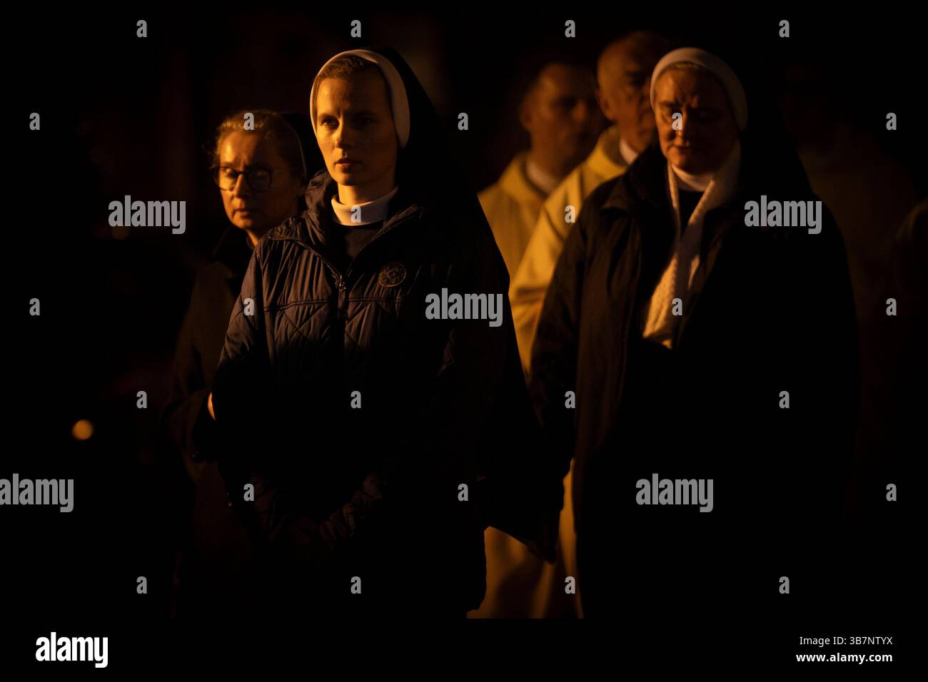 30. März 2024, Warschau, Polen: Mitglieder des Klerus werden bei der Osterprozession in der Altstadt der Feldkathedrale der polnischen Armee gesehen. Ostern ist einer der wichtigsten Feiertage im katholischen Polen. (Foto: © Jaap Arriens/ZUMA Press Wire) Stockfoto