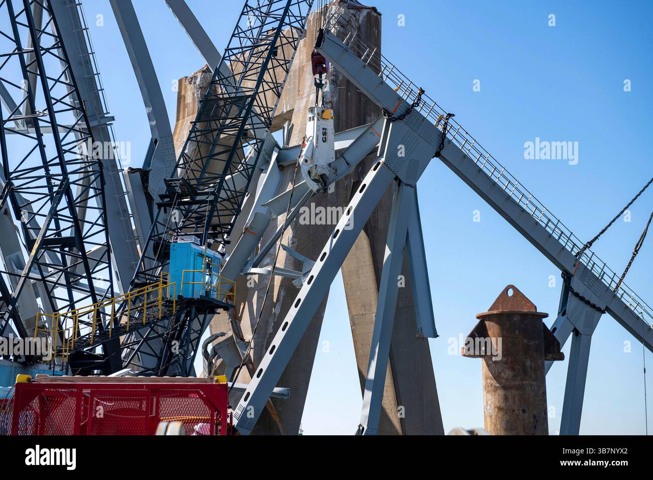 22. April 2024, Dundalk, MD, Vereinigte Staaten von Amerika: Offshore-hydraulische Scherben aus der Austernbucht, ein 150-Tonnen-Hebekran, Schnitt Stahlbinder aus dem Wrack der eingestürzten Francis Scott Key Bridge, 22. April 2024, in der Nähe von Dundalk, Maryland. Die Brücke wurde am 26. März von dem 984-Fuß-Containerschiff MV Dali getroffen und stürzte zusammen, wobei sechs Arbeiter ums Leben kamen. (Bild: © MC2 Christine Montgomery/U.S Nav/Planet Pix via ZUMA Press Wire) Stockfoto