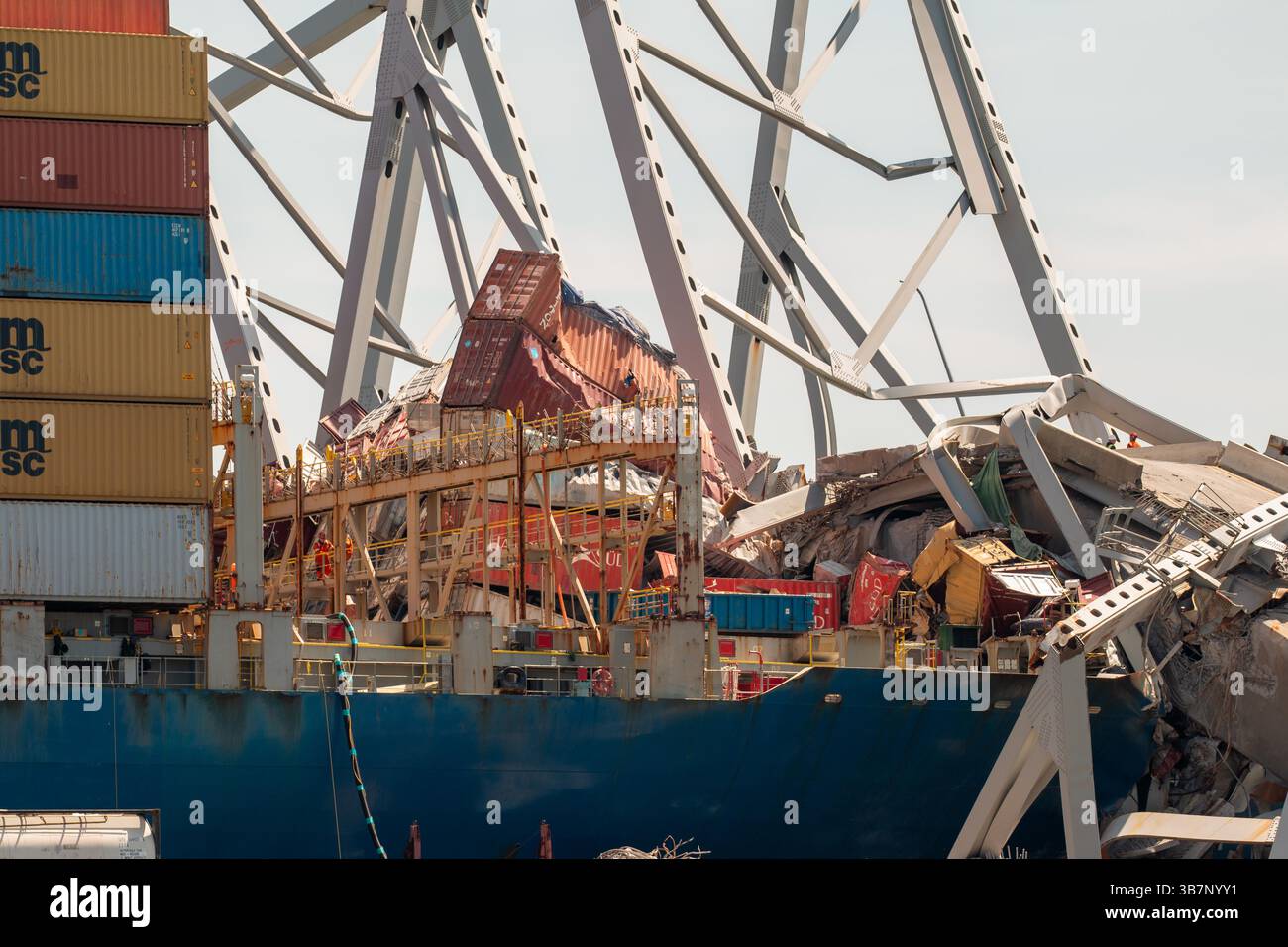 23. April 2024, Dundalk, MD, Vereinigte Staaten von Amerika: Bergungsmannschaften arbeiten an der Entfernung des Wracks der zerfallenen Francis Scott Key Bridge vom Bug des MV Dali Frachtschiffes, 23. April 2024, in der Nähe von Dundalk, Maryland. Die Brücke wurde am 26. März von dem 984-Fuß-Containerschiff MV Dali getroffen und stürzte zusammen, wobei sechs Arbeiter ums Leben kamen. (Bild: © Dylan Burnell/U.S. Army/Planet Pix via ZUMA Press Wire) Stockfoto
