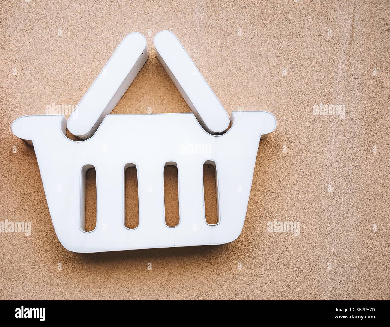 Werbung für den Supermarkt. Warenkorb. Ein Schild des Ladens an der Wand. Handelssymbol Stockfoto