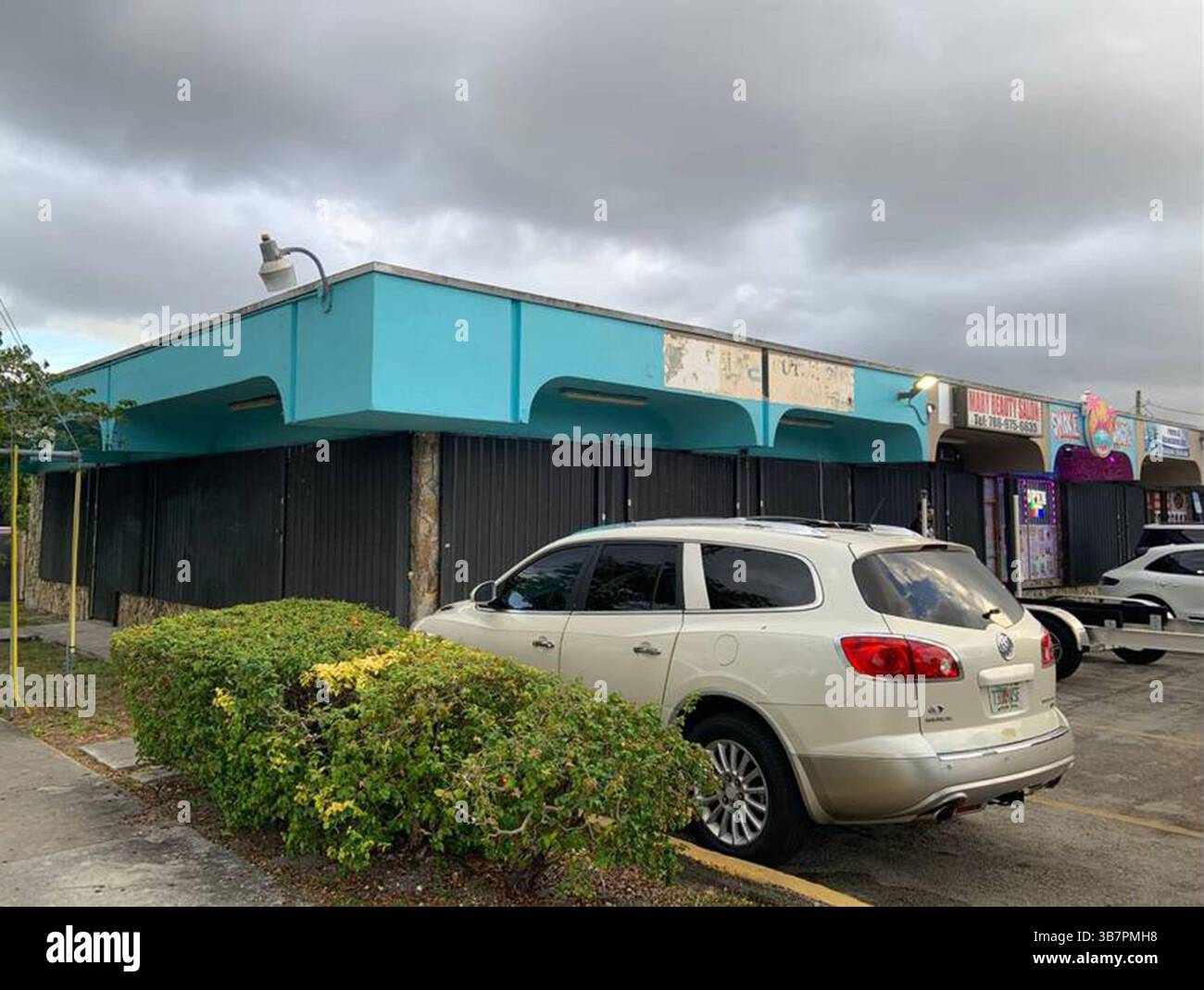 29. April 2024: Der ehemalige Standort von Sabor Latino Bar & Grill, 2350 NW Seventh St., in einem kleinen Einkaufszentrum in Havanna. Die Staatsanwaltschaft sagt, dass der Polizeibeamte von Miami Djimy Joseph das Restaurant besaß und dass eine Routineinspektion zu einer Untersuchung und Anklage wegen PPP-Betrug und Geldwäsche führte. (Foto: © David J. Neal/Miami Herald via ZUMA Press Wire) Stockfoto